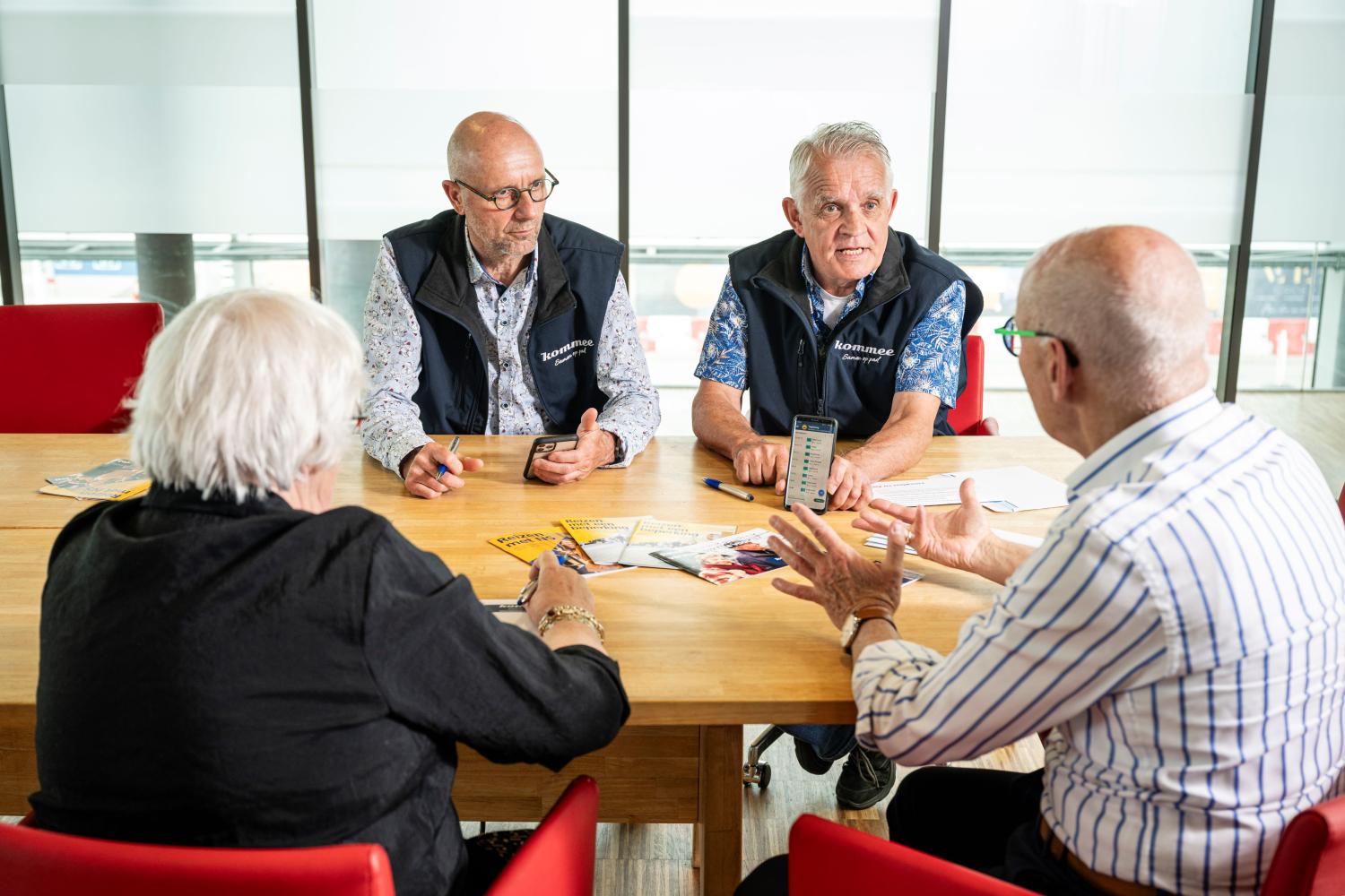 OV-ambassadeurs geven uitleg over het OV tijdens het spreekuur